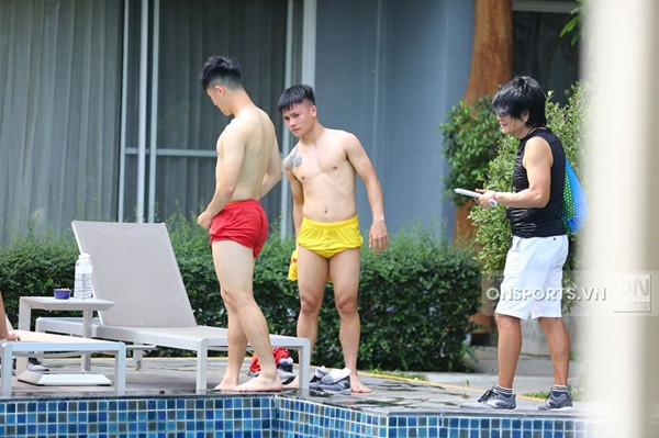 Quang Hải và Đình Trọng cũng được chú ý bởi làn da trắng sứ dù thường xuyên phải luyện tập dưới trời nắng. Ảnh: On Sports.