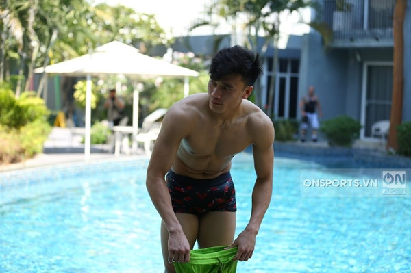 Thế nhưng trước thềm VCK U23 Châu Á, thủ môn người Thanh Hoá dường như không hề bị áp lực mà thoải mái vui chơi, đi mua sắm cùng đồng đội. Có lẽ anh chàng đã có sự chuẩn bị tốt nhất ở giải năm nay rồi chăng? Ảnh: On Sports.