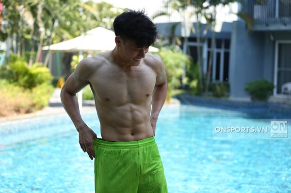 Với ngoại hình thế này bảo sao thủ môn sinh năm 1997 là thành viên cứng của "Nhóm người mẫu". Mùa giải V-League sắp tới, anh sẽ khoác áo CLB TP HCM. Ảnh: On Sports.