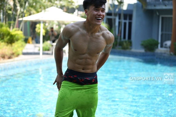 Mới đây, bộ ảnh thủ thành Bùi Tiến Dũng khoe dáng bên hồ bơi tại Thái Lan khiến người hâm mộ mê mệt bởi body 6 múi, đầy cơ bắp của anh chàng. Ảnh: On Sports.