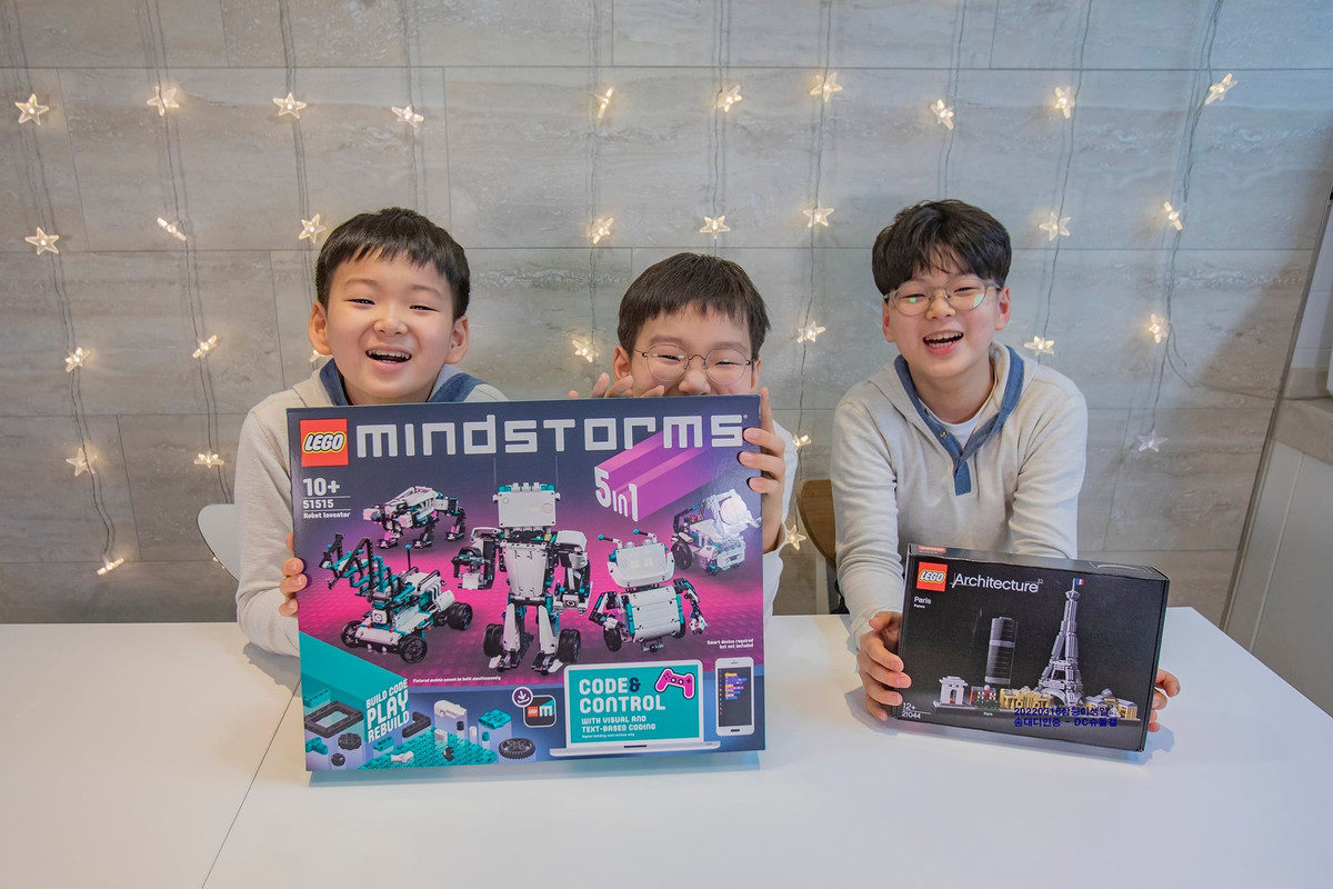 "Ai rồi cũng phải lớn", gần đây những hình ảnh của 3 anh em được quản lý chia sẻ