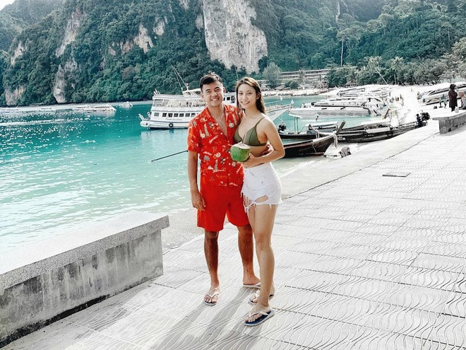 Chuyện tình yêu của "hot girl bóng rổ" với tay vợt Lý Hoàng Nam cũng được nhiều người quan tâm. Cặp đôi “trai tài gái sắc” này thường xuyên đi du lịch và khoe ảnh hạnh phúc bên nhau.