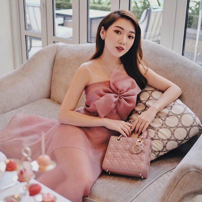 Ngoài Viên Minh, trường RMIT còn được biết đến là cái nôi của những hot girl. Cái tên tiếp theo được nhắc đó là Chloe Nguyễn (tên thật Nguyễn Cao Quỳnh Anh, sinh năm 1997) nổi tiếng trong giới trẻ với vai trò beauty blogger.