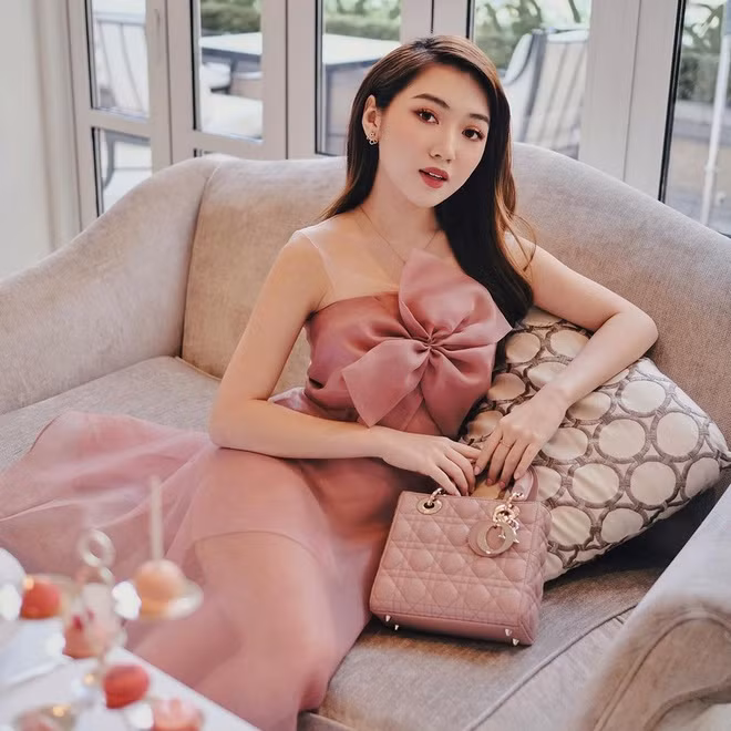 Ngoài Viên Minh, trường RMIT còn được biết đến là cái nôi của những hot girl. Cái tên tiếp theo được nhắc đó là Chloe Nguyễn (tên thật Nguyễn Cao Quỳnh Anh, sinh năm 1997) nổi tiếng trong giới trẻ với vai trò beauty blogger.