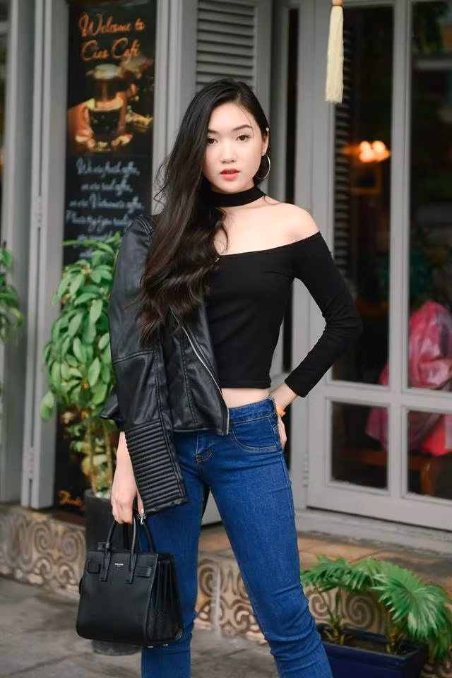 Là một beauty blogger có tiếng nên cô nàng thường xuyên xuất hiện với phong cách rất hút mắt cùng những món đồ hàng hiệu đắt đỏ. Kênh Youtube của 9X ngoài hướng dẫn làm đẹp còn có nhiều video du lịch, trải nghiệm, đập hộp đồ hiệu thu hút nhiều lượt xem.