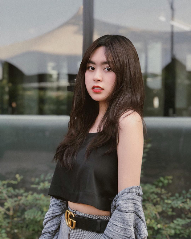 Một cô nàng học ở RMIT có tên Nguyễn Thanh Ngân (Bell Nguyễn, sinh năm 2000) cũng nhận được nhiều sự chú ý trên Instagram nhờ khuôn mặt xinh đẹp, ăn mặc phong cách cùng cuộc sống sang chảnh như rich kid.