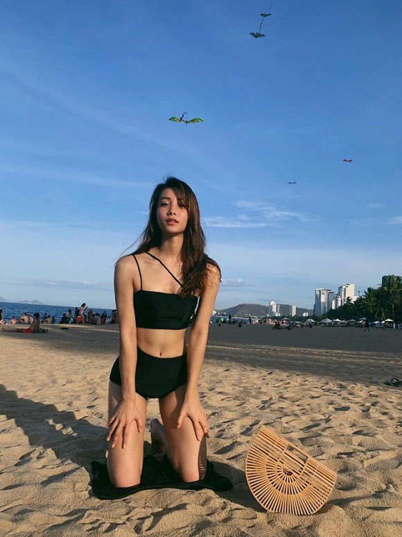 Phương Trinh sở hữu gương mặt xinh xắn cùng chiều cao nổi bật 1m72. Năm ngoái, cô nàng tốt nghiệp ngành Quản trị Kinh doanh của trường RMIT. Ngoài giỏi bóng rổ, cô còn giỏi nhiều môn thể thao khác như bóng đá, bơi lội.