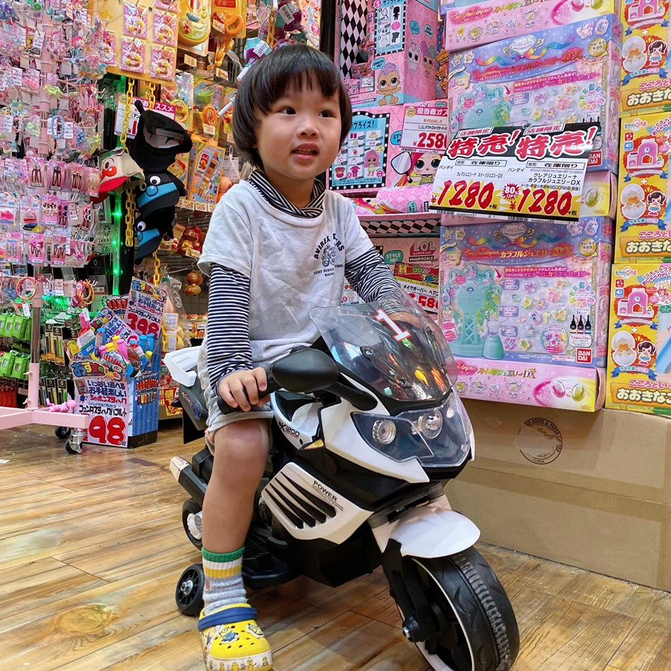 Bé Sa ngày thường vô cùng đáng yêu và điển trai.