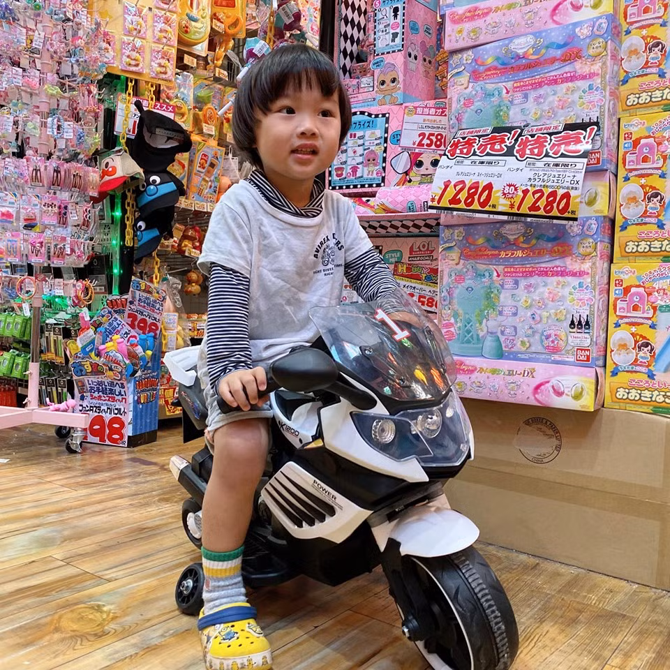 Bé Sa ngày thường vô cùng đáng yêu và điển trai.