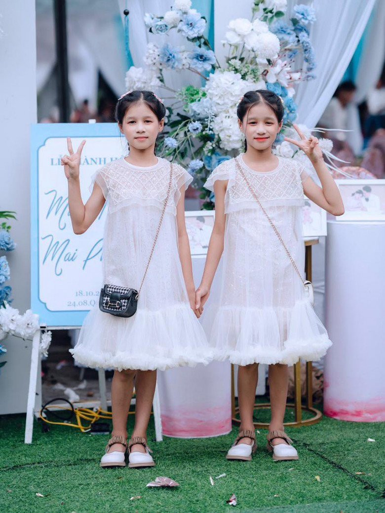 Nhiều hàng xóm và người dân trong làng đều biết và thường nhầm lẫn giữa các thành viên vì ngoại hình quá giống nhau