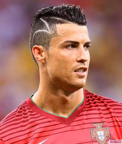 Cristiano Ronaldo (Real Madrid): với CR7 thì kiểu tóc undercut rất hợp với anh, nó mang lại cho anh sự bảnh bao và cá tính trên sân bóng cũng như ngoài đời. Với những đường cạo táo bạo là điểm nhấn cho mái tóc của Cris Ronaldo.