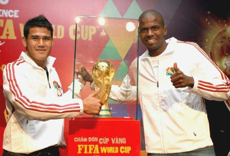 Cũng trong năm 2010, Phan Thanh Bình cùng với tiền vệ Philani của B.Bình Dương được một hãng nước ngọt mới quảng cáo cho sự kiện giới thiệu chiếc cúp vàng World Cup đến Việt Nam.