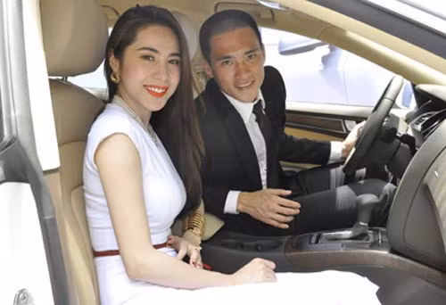 Những năm qua, Công Vinh là cầu thủ có nhiều bản hợp đồng quảng cáo nhất. Công Vinh có tài ăn nói, giao tiếp và đặc biệt là có cô vợ cũng khá đình đám trong giới showbiz nên việc anh kiếm được nhiều hợp đồng quảng cáo là điều không mấy ngạc nhiên. Những đối tác với Công Vinh có những sản phẩm từ xe hơi, đồ điện tử, nước uống cho để dược phẩm.