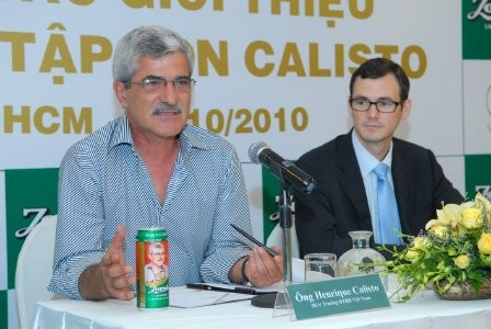 Không chỉ cầu thủ, các HLV từng dẫn dắt ĐTVN như Riedl và Calisto cũng được các đối tác mời đóng quảng cáo. Ông thầy người Bồ Đào Nha từng nổi đình đám khi làm đại sứ cho hãng bia liên doanh có trụ sở tại Bình Dương với hợp đồng kéo dài 12 tháng. Trong khi đó, HLV Riedl quảng cáo cho một hãng sản xuất… nồi cơm điện.