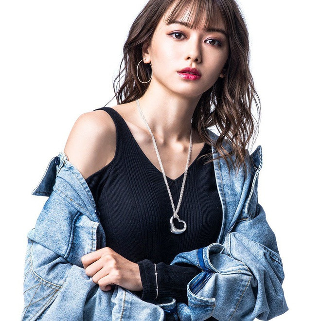 Chẳng cần phải cạnh tranh với ai, "người mẫu nấm lùn" Nhật Bản cũng nhận được hàng tá lời mời đóng quảng cáo, làm đại diện cho các thương hiệu thời trang có tiếng tại xứ sở hoa anh đào.