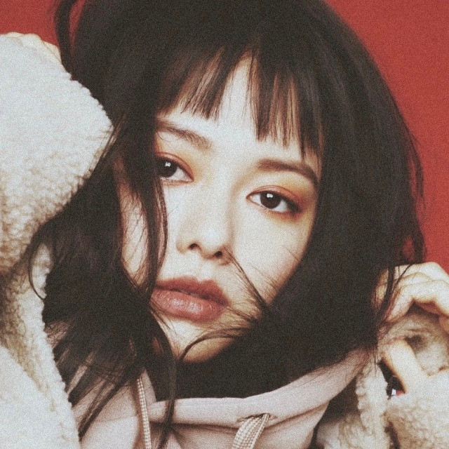 Biệt danh "người mẫu nấm lùn" của Yamamoto Maika xuất phát từ việc cô nàng sở hữu chiều cao 1m55, khá khiêm tốn so với mặt bằng chung trong nghề.