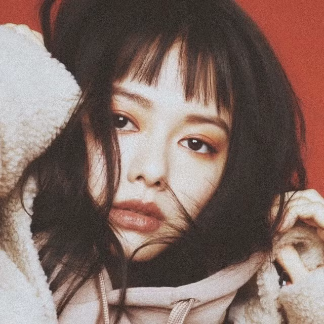 Biệt danh "người mẫu nấm lùn" của Yamamoto Maika xuất phát từ việc cô nàng sở hữu chiều cao 1m55, khá khiêm tốn so với mặt bằng chung trong nghề.