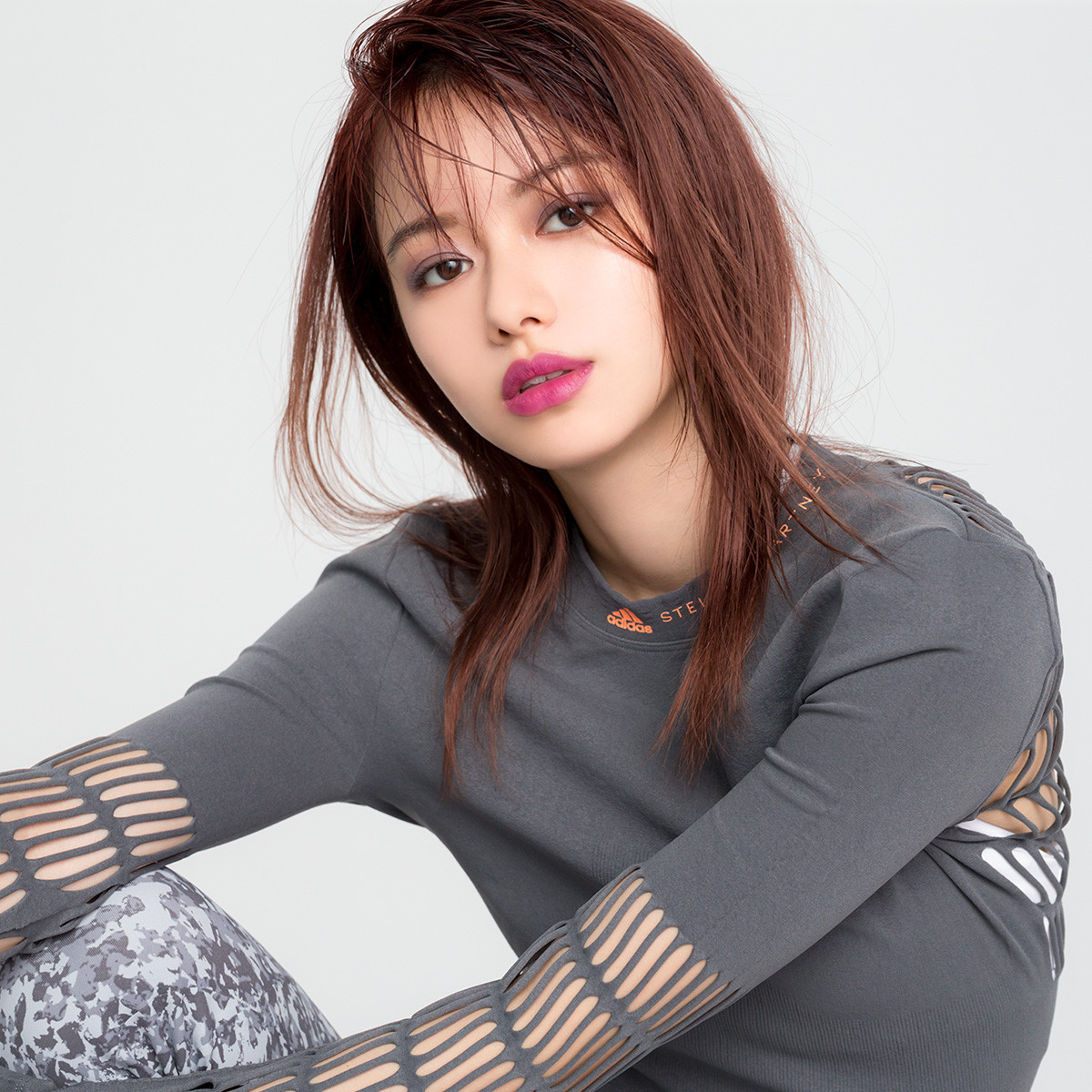 Trang cá nhân của mẫu nữ xinh đẹp Nhật Bản hiện sở hữu hơn 1 triệu người theo dõi. Không chỉ tại xứ sở hoa anh đào, cô có rất nhiều fans tại các nước Châu Á khác như Trung Quốc, Thái Lan, Hàn Quốc,...