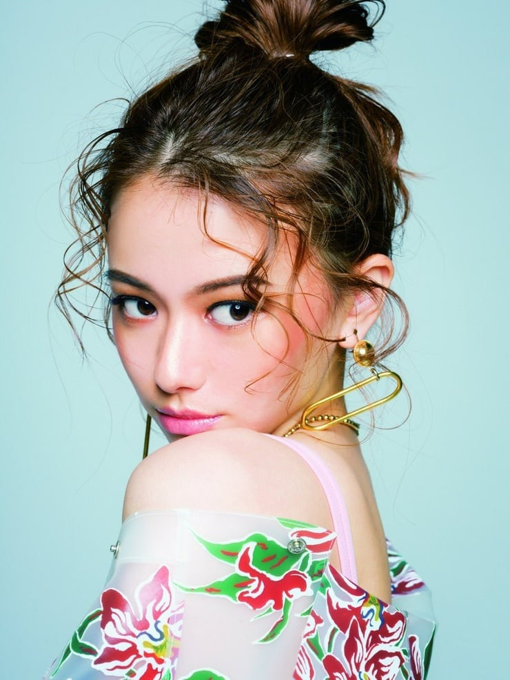 Bù lại, cô nàng sở hữu khuôn mặt xinh đẹp và thần thái cực đỉnh. Nhiều người từng hợp tác với Yamamoto Maika cho biết cách làm việc của cô vô cùng chuyên nghiệp.