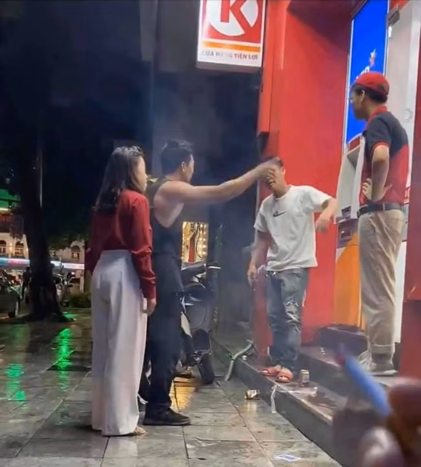 Sam so phu nu o cua hang tien loi, thanh nien ho bao nhan cai ket