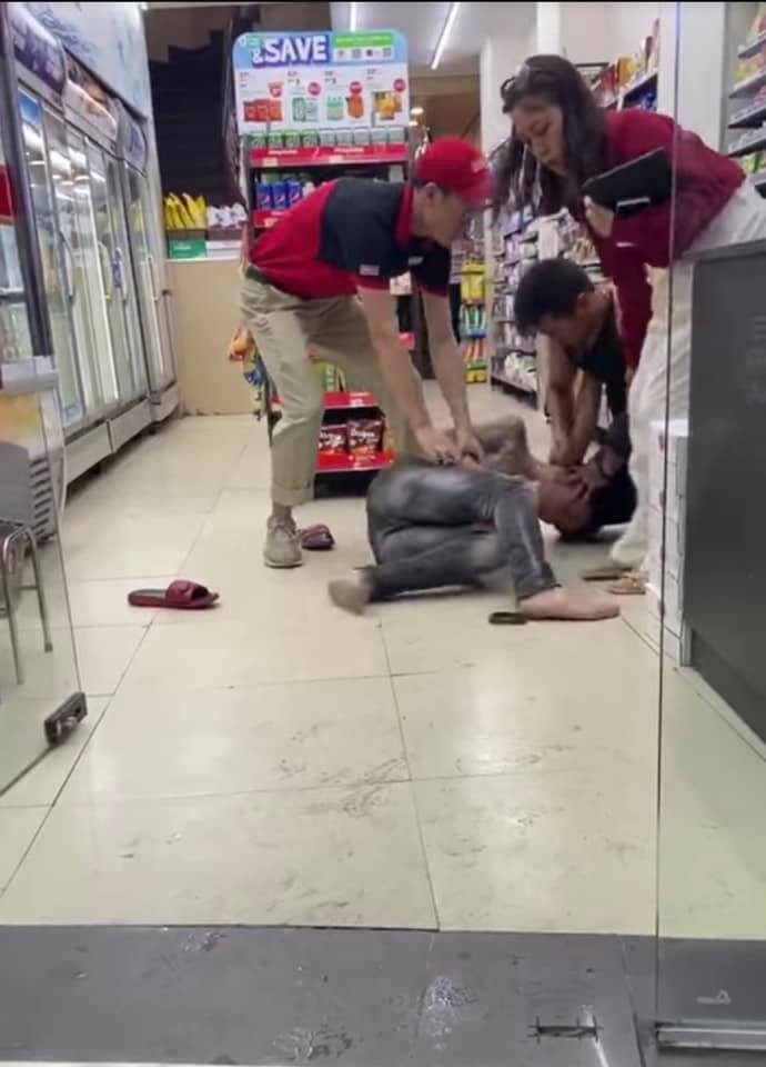 Sam so phu nu o cua hang tien loi, thanh nien ho bao nhan cai ket-Hinh-3