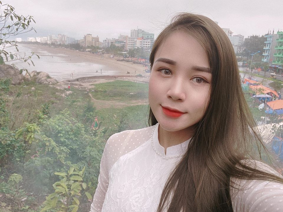 Dù dịu dàng mặc áo dài hay khỏe khoắn trong trang phục đi tập thì cô gái Thanh Hóa vẫn vô cùng thu hút.