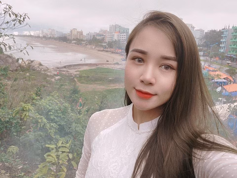 Dù dịu dàng mặc áo dài hay khỏe khoắn trong trang phục đi tập thì cô gái Thanh Hóa vẫn vô cùng thu hút.