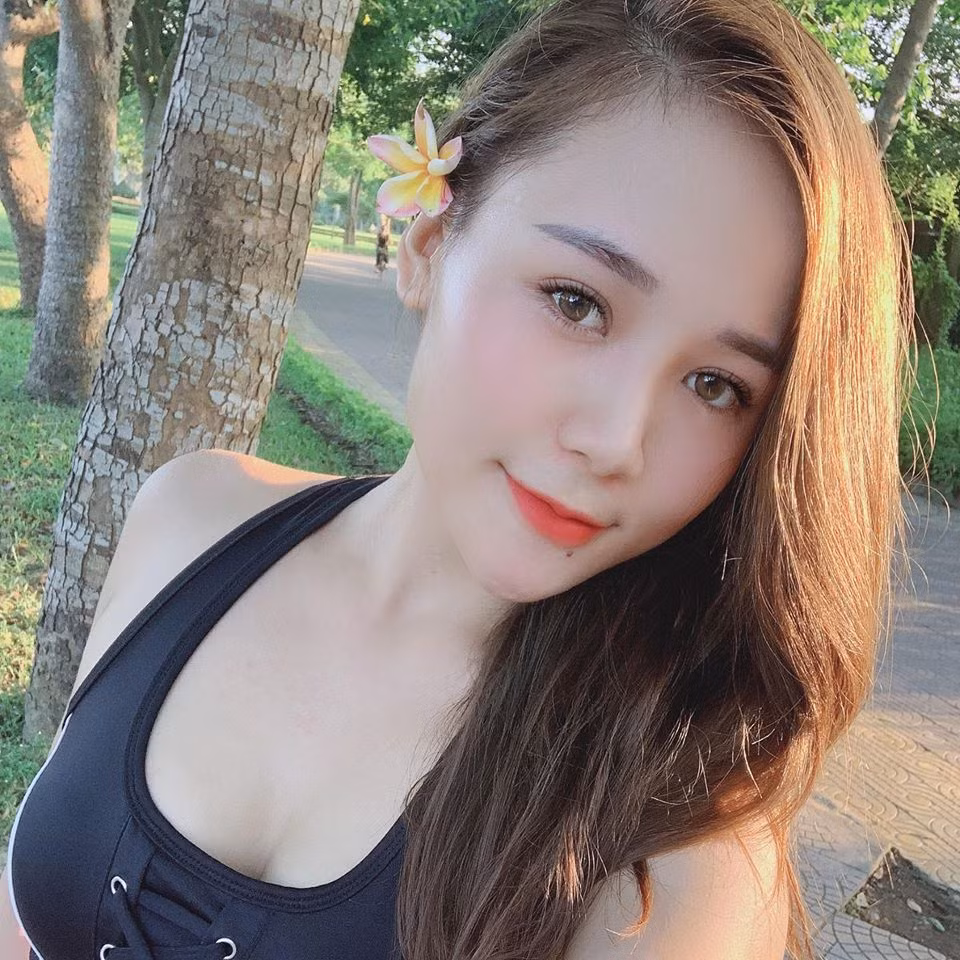 Cả khuôn mặt và body của Emily đều hoàn hảo, không một điểm trừ.