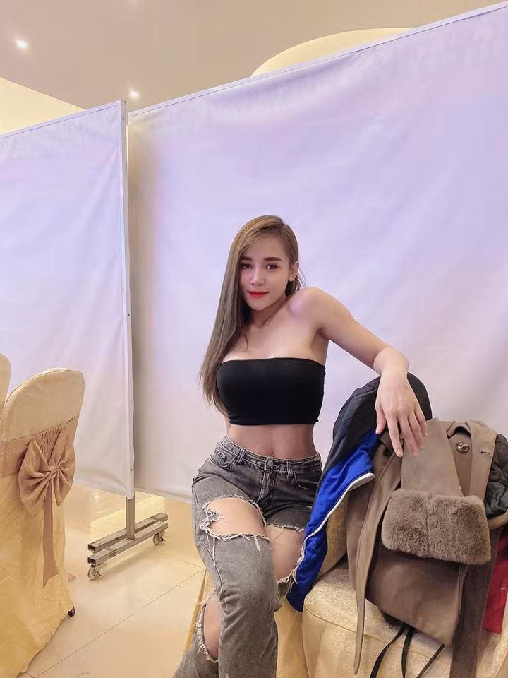 Thời gian nghỉ dịch COVID-19 vừa qua, dù không thể đến phòng gym nhưng Emily Nguyễn vẫn duy trì thói quen chạy bộ, luyện tập một số bài phù hợp tại nhà.