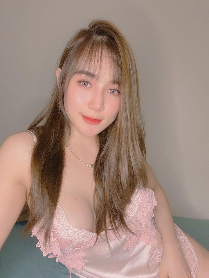 Hiện tại, Emily Nguyễn ở hữu thân hình xuất sắc với vòng ba và vòng 1 căng tròn, eo không chút mỡ thừa. Bởi vậy mà cô nàng luôn tự tin diện những trang phục quyến rũ, khoe tối đa vẻ đẹp hình thể.