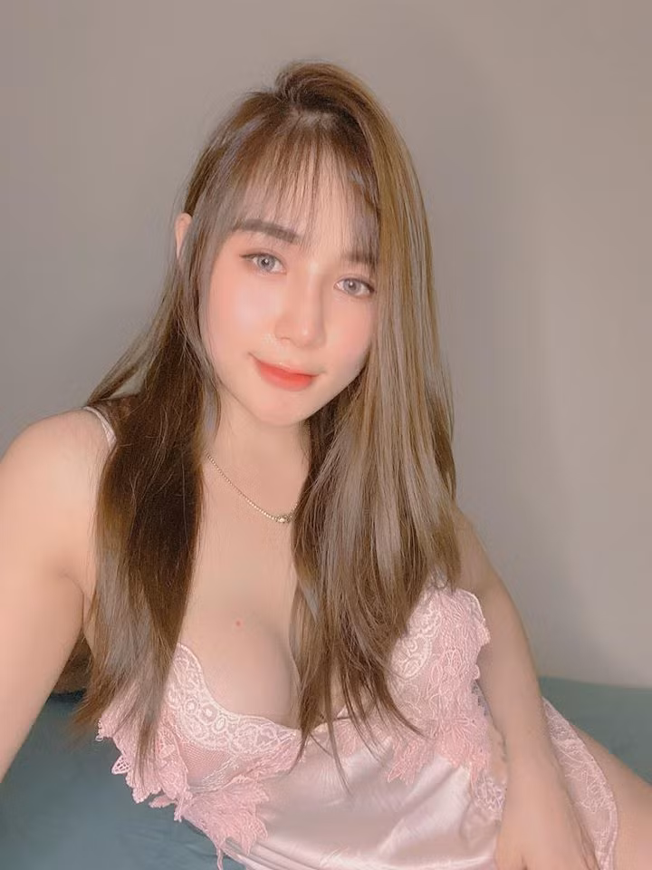 Hiện tại, Emily Nguyễn ở hữu thân hình xuất sắc với vòng ba và vòng 1 căng tròn, eo không chút mỡ thừa. Bởi vậy mà cô nàng luôn tự tin diện những trang phục quyến rũ, khoe tối đa vẻ đẹp hình thể.