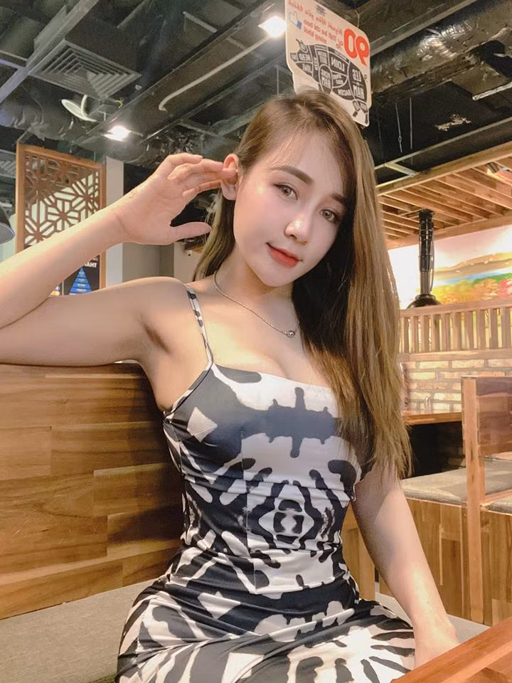 Từng có thời gian vòng 2 ngấn mỡ thừa, gái xinh 9X quyết tâm đến phòng gym thay đổi ngoại hình. Mỗi ngày cô luyện tập từ 1 giờ 30 phút - 2 giờ đồng hồ.