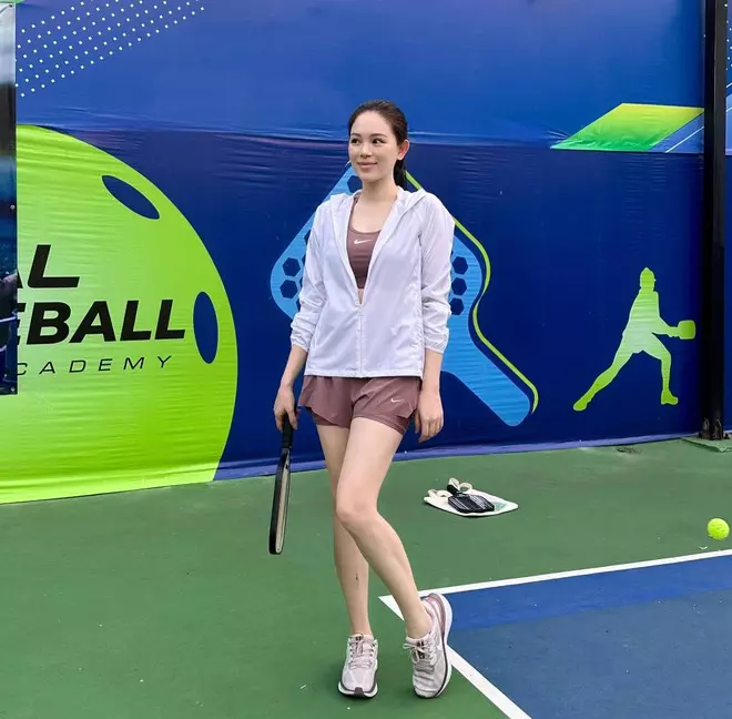 Khoe dáng trên sân, mẹ bỉm cho thấy vóc dáng nuột nà không chút mỡ thừa dù mới sinh chưa lâu.