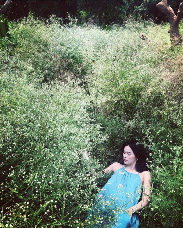 Đăng tải những hình ảnh mới, Hạ Vi gây ấn tượng khi nhan sắc thay đổi với làn da trắng như tuyết, đôi môi đỏ mọng làm say đắm lòng người.