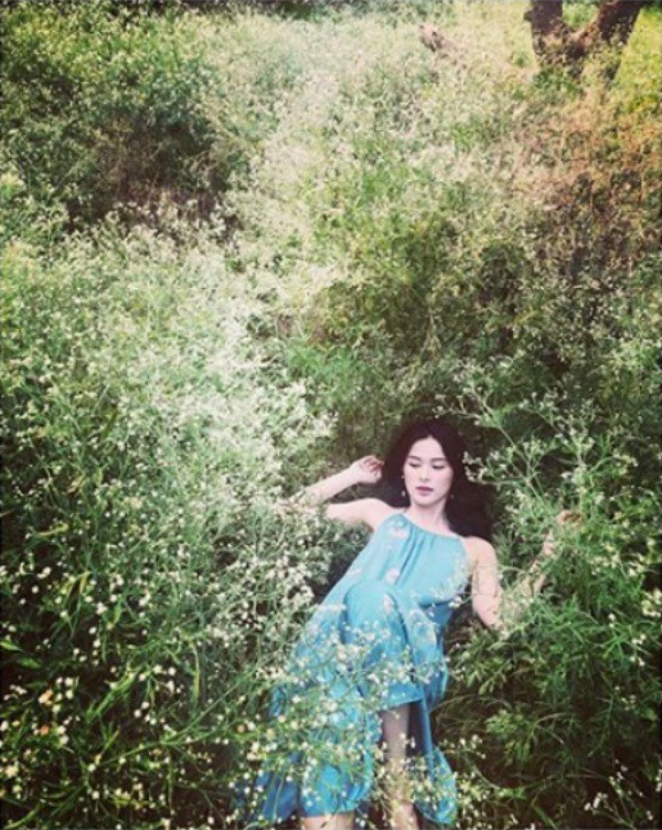 Chụp ảnh với thần thái vô cùng thoải mái, hot girl này có lẽ đã không còn vướng bận đến chuyện tình cảm với Cường Đô La thời gian trước đây.