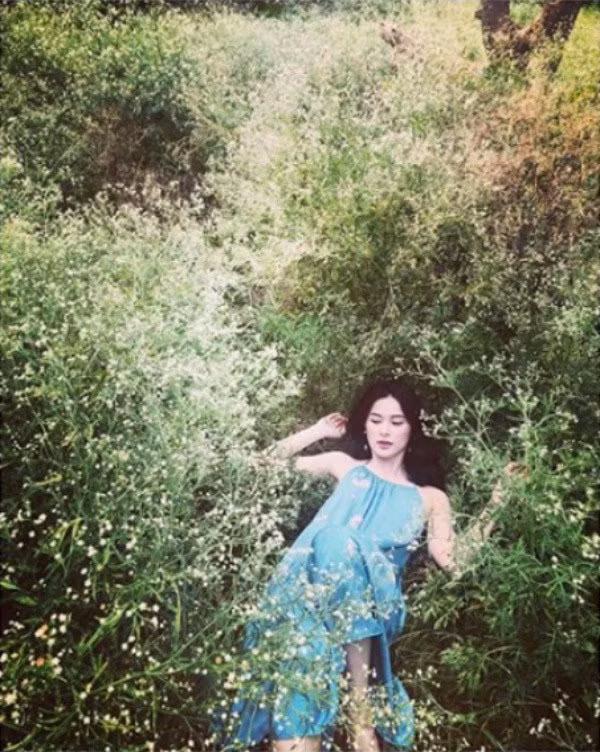 Chụp ảnh với thần thái vô cùng thoải mái, hot girl này có lẽ đã không còn vướng bận đến chuyện tình cảm với Cường Đô La thời gian trước đây.