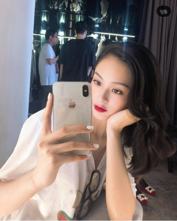 Vốn là một người mẫu, Hạ Vi có thời gian lấn sân sang diễn xuất, sự nghiệp của cô ngày càng nâng cao với khuôn mặt sắc sảo, đường nét hoàn mỹ.