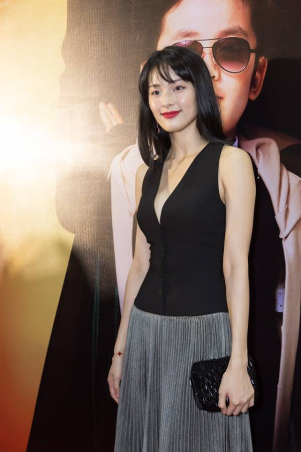 Khuôn mặt của Hạ Vi được khen ngợi hết lời vì đường nét sắc sảo, làn da hoàn hảo cùng đôi môi hồng hào tự nhiên.