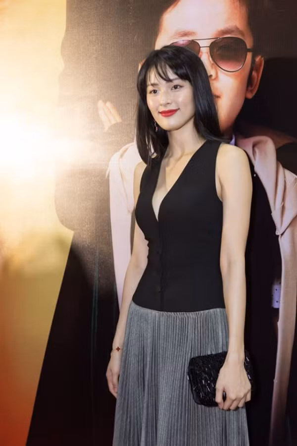 Khuôn mặt của Hạ Vi được khen ngợi hết lời vì đường nét sắc sảo, làn da hoàn hảo cùng đôi môi hồng hào tự nhiên.