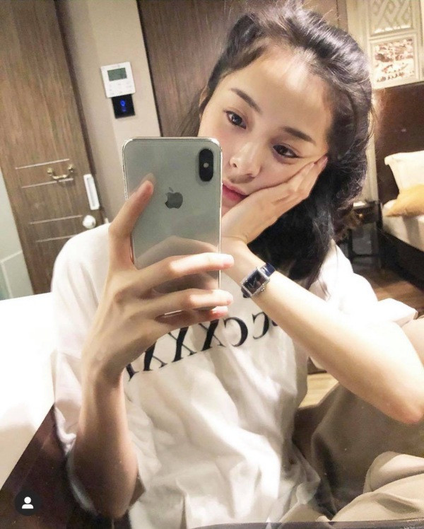 Sau loạt ồn ào vướng bận với Cường Đô La và Hồ Ngọc Hà, hiện tại hot girl này đã lấy lại sắc vóc của mình với vóc dáng mảnh mai nhưng thần thái lại vui tươi, rạng ngời hơn trước.