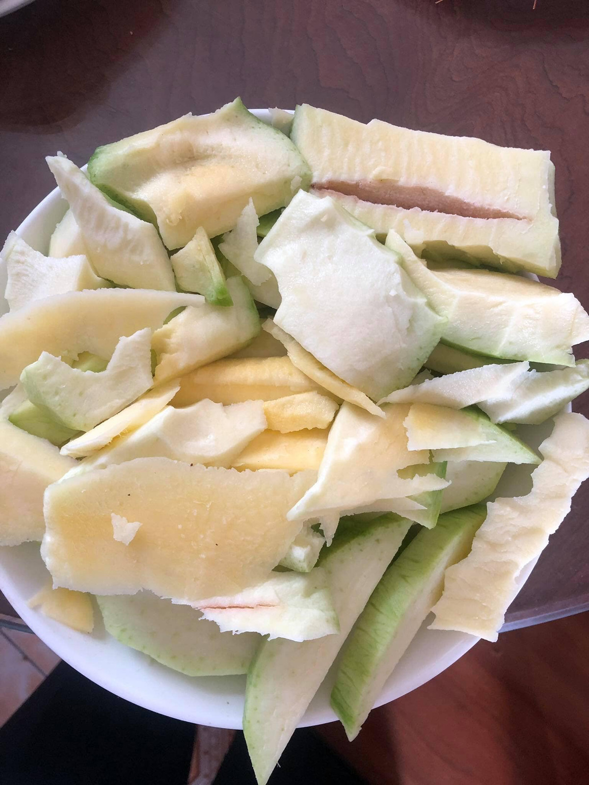 Gọt hoa quả mời mẹ chồng ăn nhưng lại không có tí hoa tay nào thì thành quả chính là thế này đây.