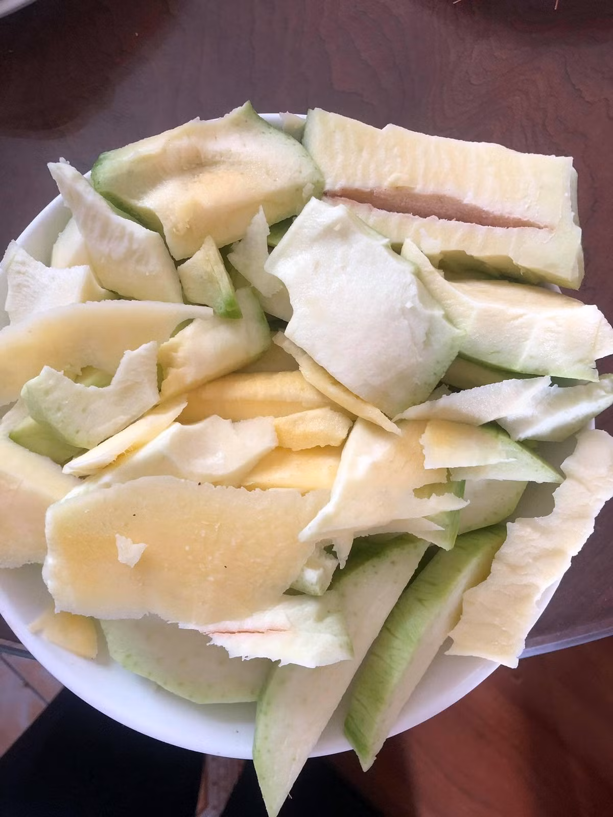 Gọt hoa quả mời mẹ chồng ăn nhưng lại không có tí hoa tay nào thì thành quả chính là thế này đây.