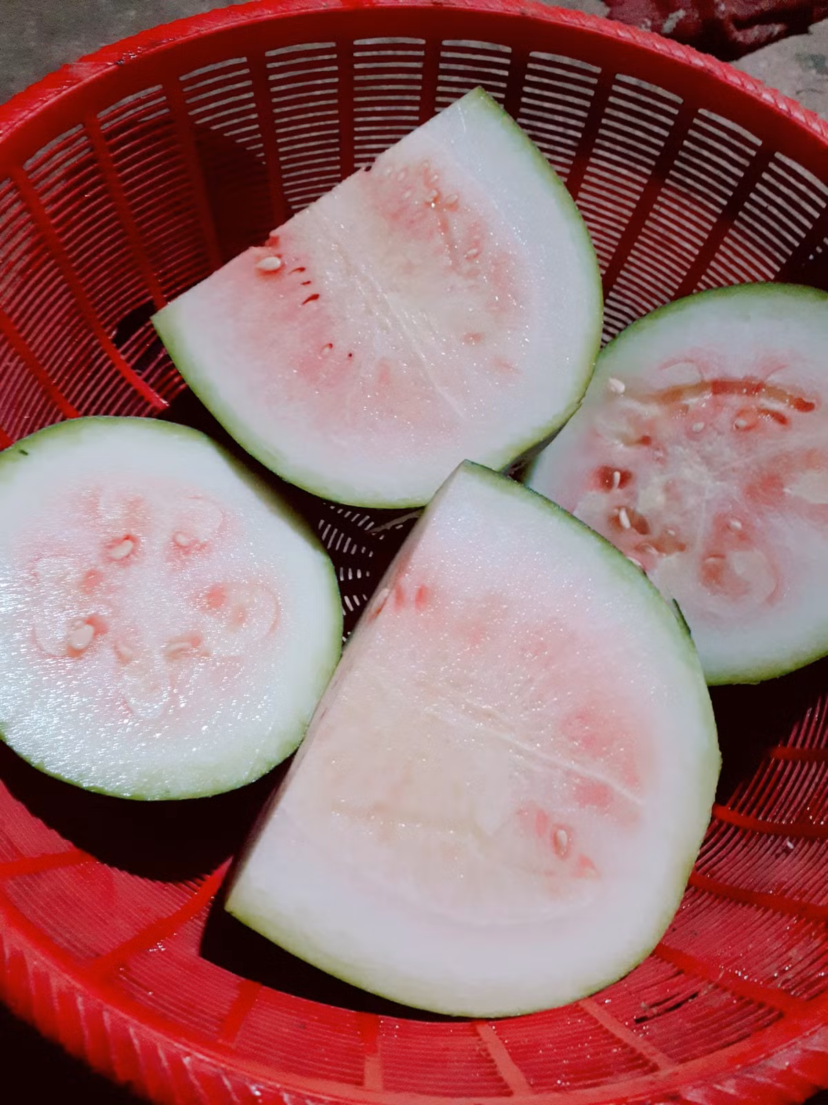 Ra chợ mua dưa hấu, vỗ đôm đốp ra vẻ biết chọn nhưng về bổ ra mới ngỡ ngàng, hoá ra mua nhầm...ổi đào.