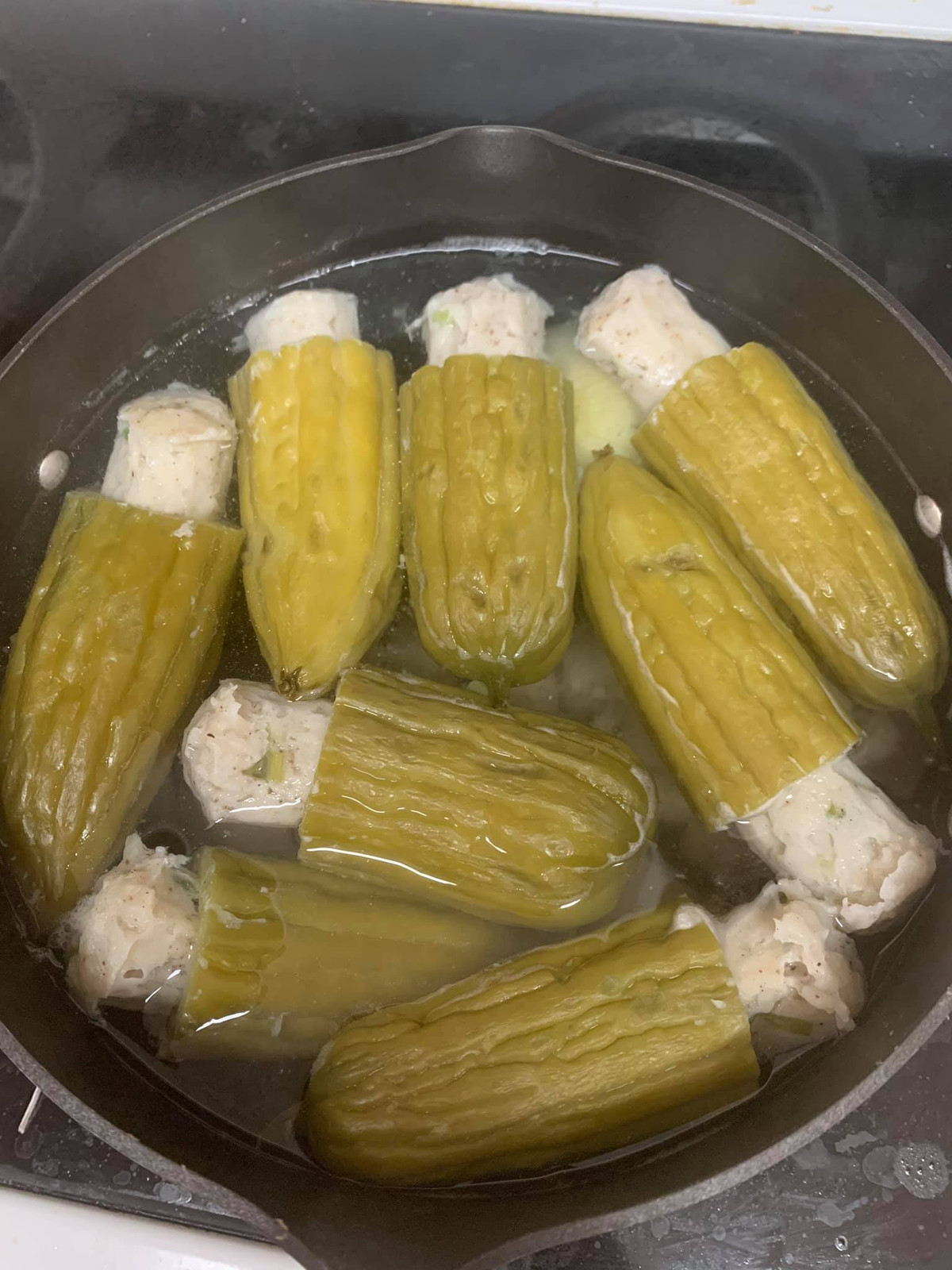 Thịt nhồi mướp đắng để kỷ niệm ngày của mẹ thật đáng nhớ. Thế nhưng kỷ niệm này không biết đẹp hay xấu đây khi mà mẹ thấy tác phẩm này.