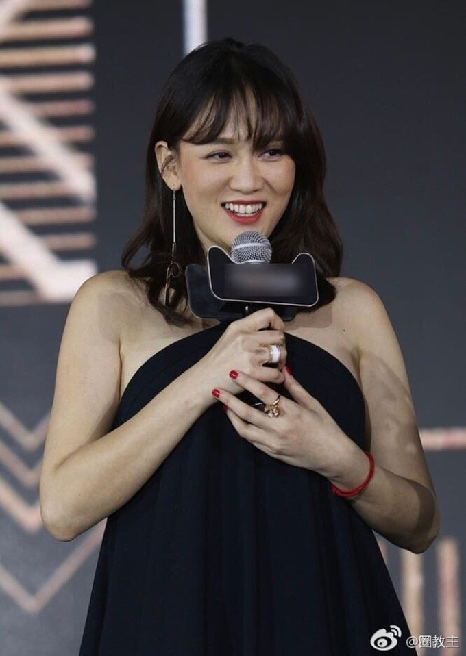 Tuy nhiên một số hình ảnh xuất hiện trong các sự kiện của cô khiến nhiều người ngỡ ngàng. Nữ diễn viên tăng cân thấy rõ, nước da cũng trông không được khỏe mạnh, nhìn tổng thể khá "kém sắc" so với trước đây.