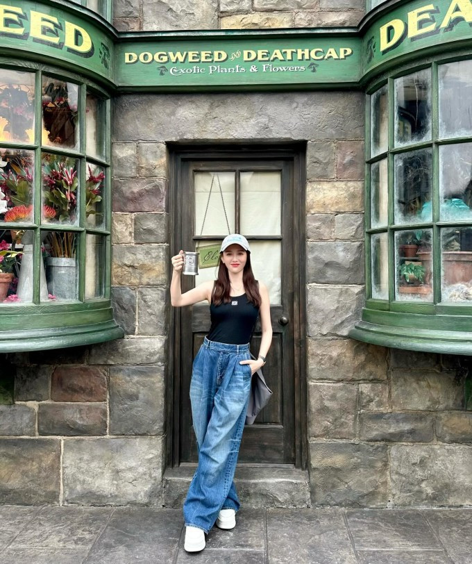 Phong cách thời trang của cô cũng năn động, trẻ trung với áo thun và quần jean.