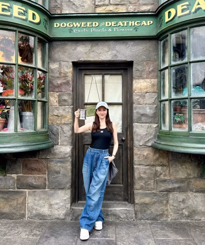 Phong cách thời trang của cô cũng năn động, trẻ trung với áo thun và quần jean.