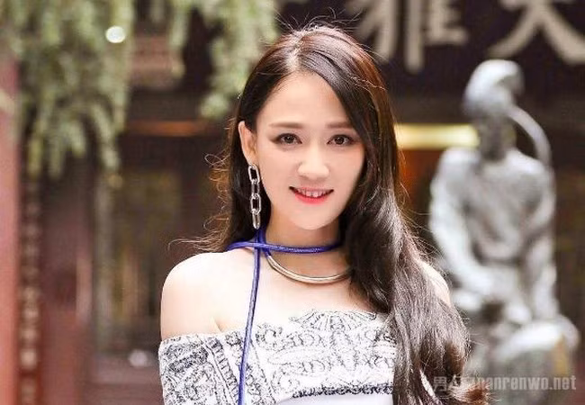 Ở tuổi tứ tuần, Trần Kiều Ân vẫn rạng rỡ, tự tin khoe dáng trong nhiều trang phục khác nhau.