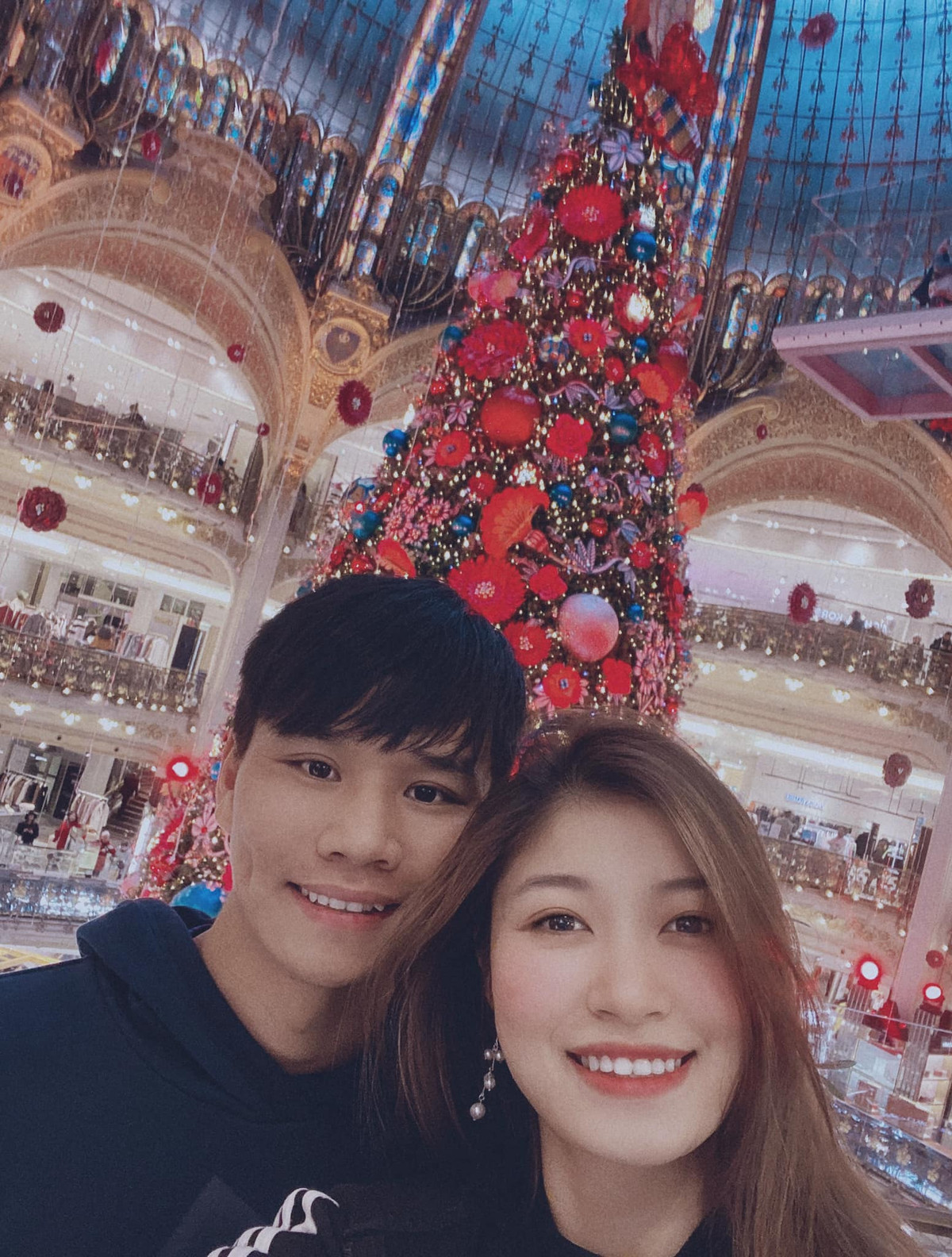 Mặc dù bạn trai không thi đấu trên tuyển quốc gia nhưng Vóc Đỗ vẫn là nàng WAG được chú ý bởi những lần "vạ miệng" trên mạng xã hội. Mới đây, cô nàng cũng xuất hiện tại đám cưới của Duy Mạnh - Quỳnh Anh và lồng lộn không kém gì cô dâu.