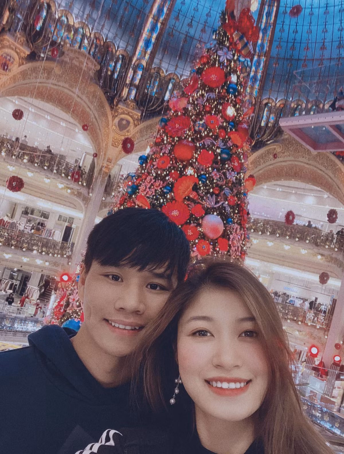 Mặc dù bạn trai không thi đấu trên tuyển quốc gia nhưng Vóc Đỗ vẫn là nàng WAG được chú ý bởi những lần "vạ miệng" trên mạng xã hội. Mới đây, cô nàng cũng xuất hiện tại đám cưới của Duy Mạnh - Quỳnh Anh và lồng lộn không kém gì cô dâu.